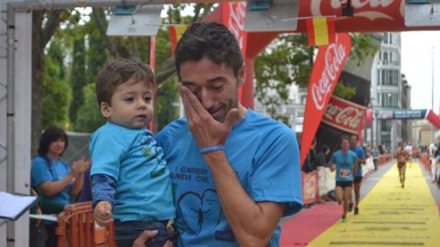 Raúl Vara finalizando la Carrera de la Guardia Civil en favor a Corriendo con el Corazón por Hugo