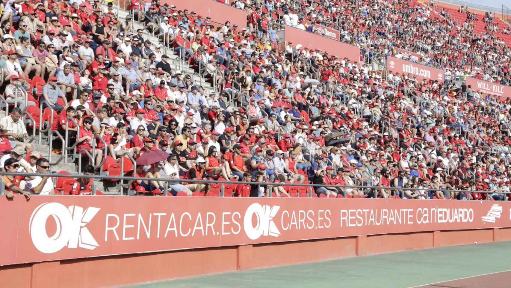 Aficionados del Mallorca en el estadio de Son Moix.