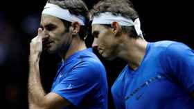 Nadal y Federer, durante el partido de dobles que jugaron en Praga.