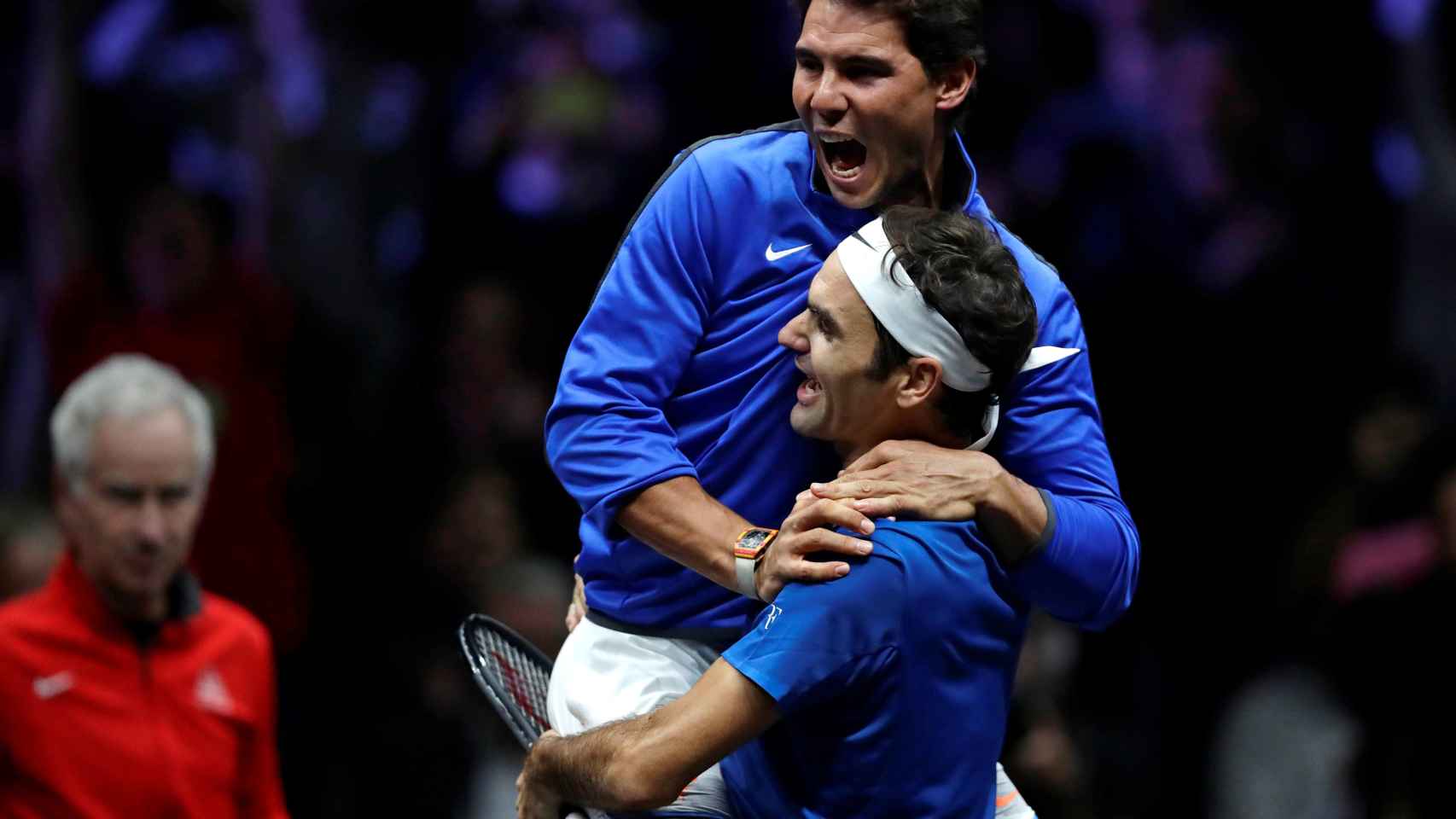 Nadal y Federer se abrazan tras la victoria en la Laver Cup