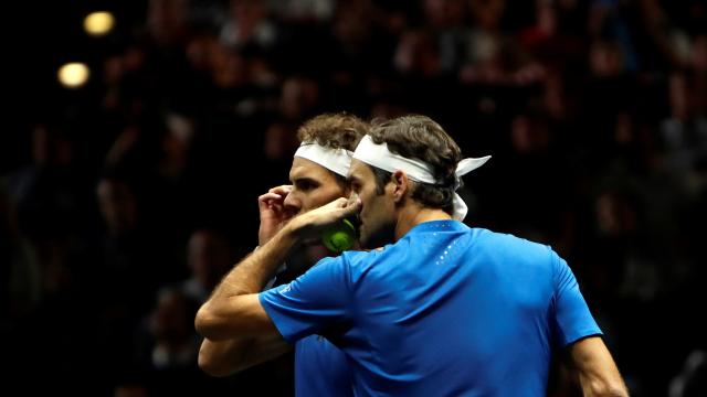 Nadal y Federer, durante el partido de dobles en Praga.