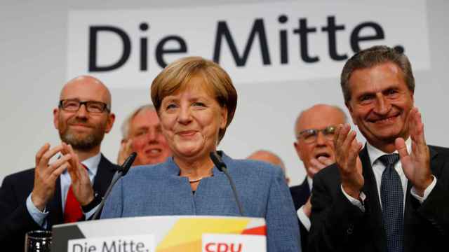Merkel celebra la victoria en los comicios con sus compañeros de partido.