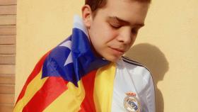 Óscar Serrano con una estelada y la camiseta del Madrid de los Galácticos