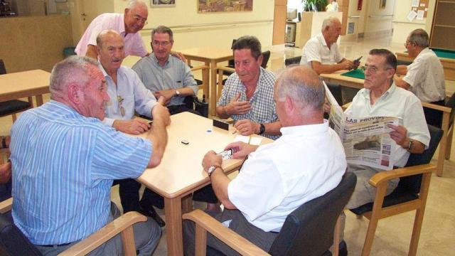 Jubilados jugando al dominó.