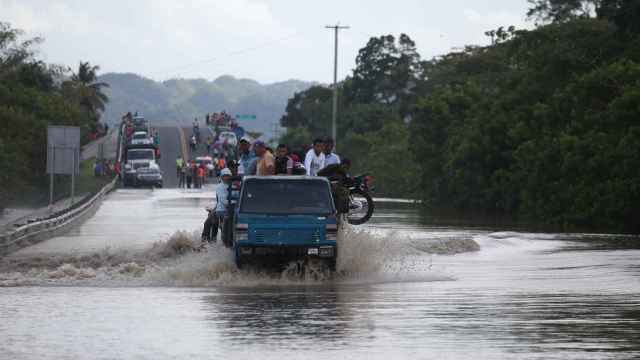 Autopista inundada por el desbordamiento del río Yuna.