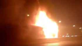 Espectacular incendio de un autobús con pasajeros en la A-6 cerca de Moncloa