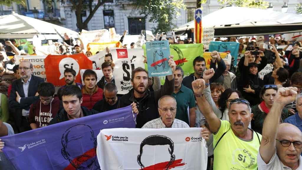 Protestas durante los registros de la Guardia Civil en varias instituciones catalanas
