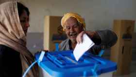 Un hombre emite su voto en una urna en el Kurdistán.