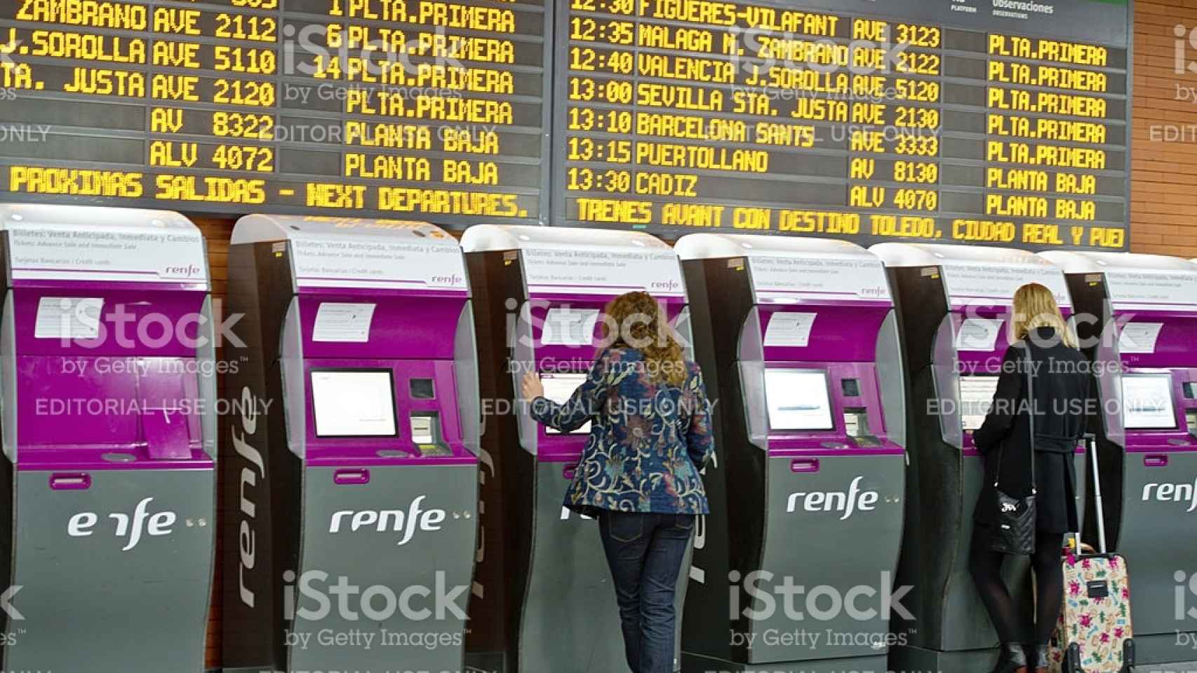 Máquinas expendedoras de billetes en una estación de AVE.