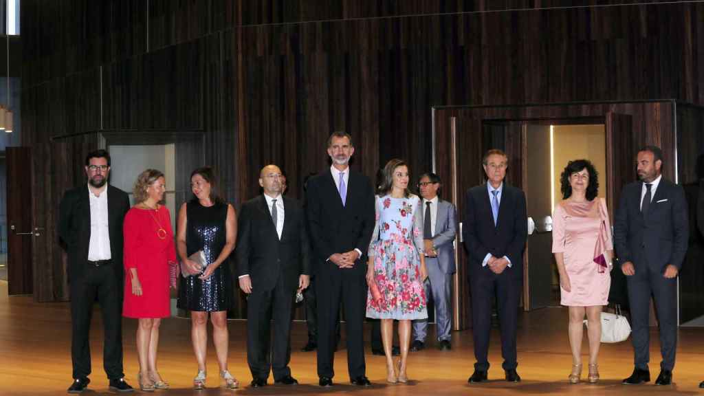 Los reyes junto a los asistentes a la inauguración del Palacio de Congresos de Palma.
