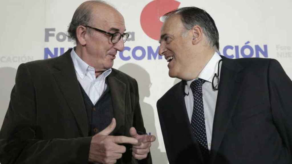 El socio de Mediapro, Jaume Roures, y el presidente de la Liga de Fútbol Profesional, Javier Tebas.