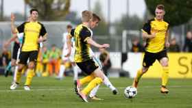 Jugada de peligro del Juvenil A ante la mirada de los defensores del Dortmund
