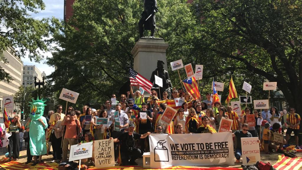 Los manifestantes frente a la Casa Blanca.
