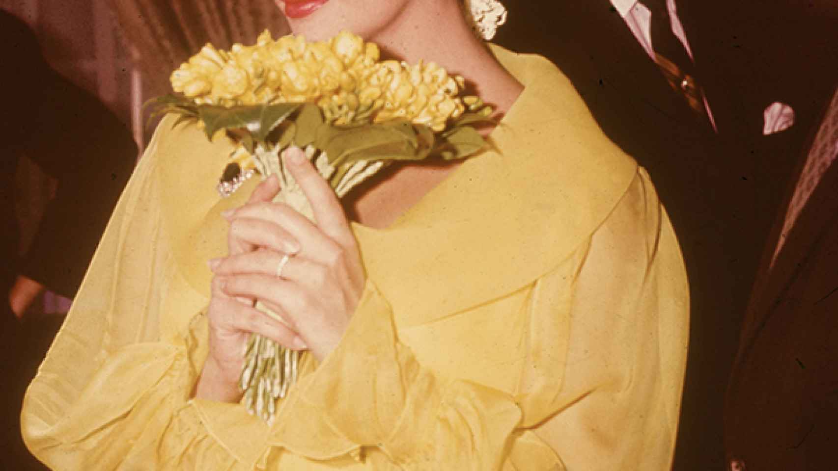 Fue particular hasta en su primera boda con Burton, a la que acudió vestida de amarillo y con un tocado de flores.