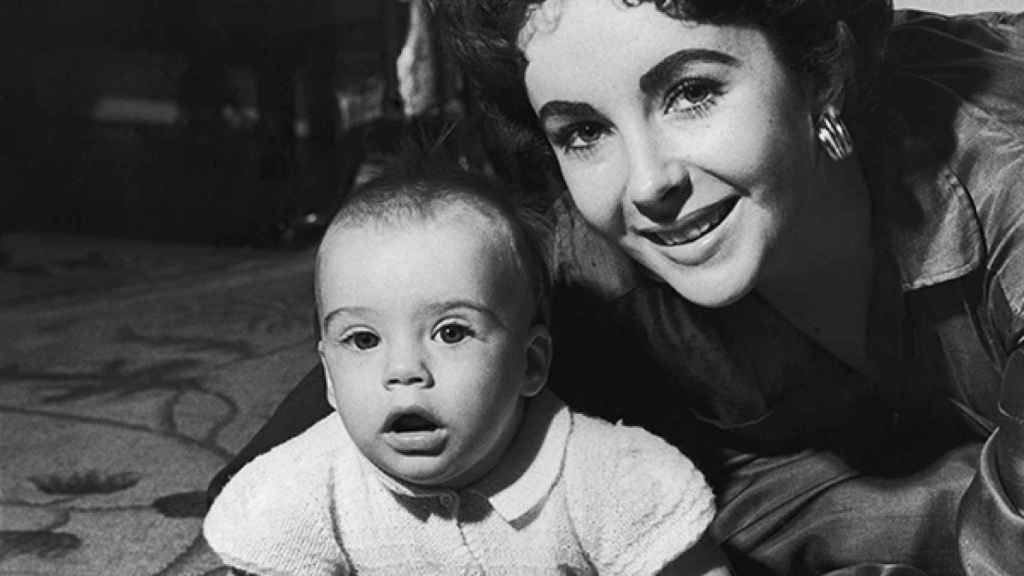 Con su hijo Michael Wilding Junior en agosto de 1953.