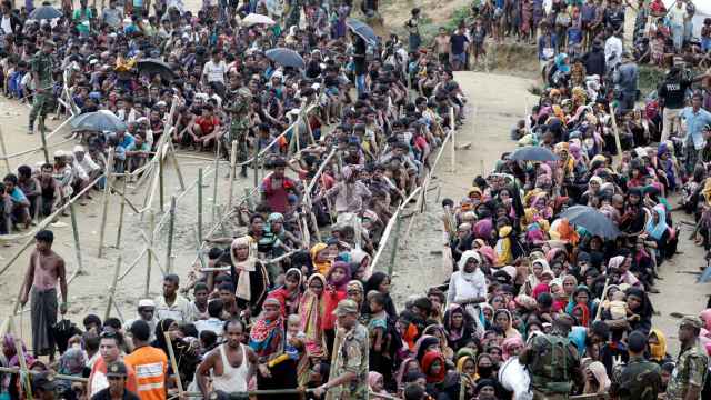 Los refugiados de Rohingya buscan ayuda en Cox's Bazar.