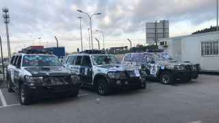 Algunos vehículos de la Guardia Civil quedaron abollados por radicales tras la macrooperación del 1-O.