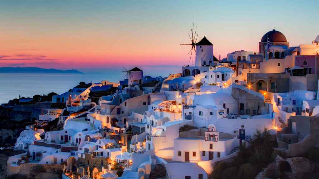 Santorini, la “Ibiza griega” donde los vecinos “adoptan” profesores