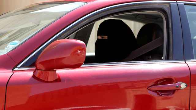 Una mujer conduce un coche en Riad