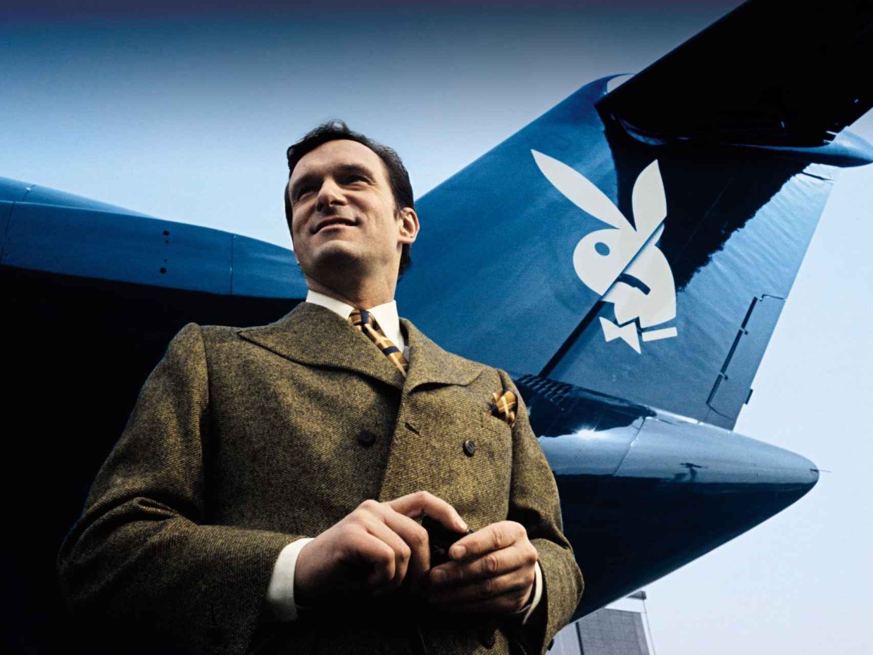 La imagen del éxito: Hugh Hefner a los pies de su avión, en 1975.