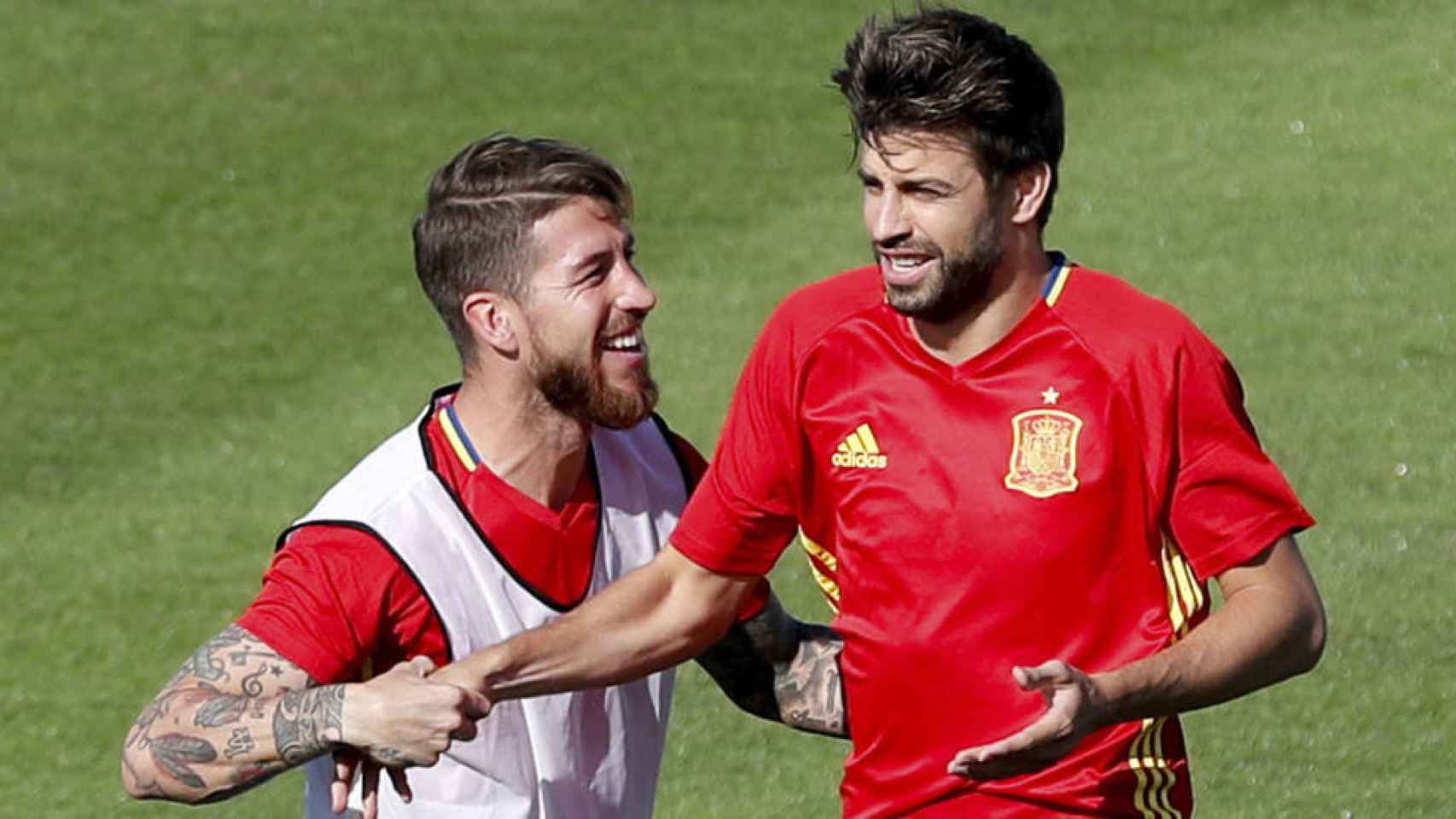 Sergio Ramos y Piqué durante un entrenamiento con España.