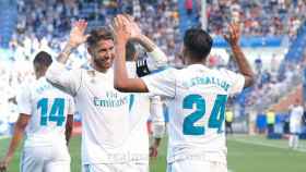 Ramos felicita a Ceballos por su gol ante el Alavés