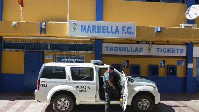 La Guardia Civil registra las instalaciones del estadio del Marbella Club de Fútbol.