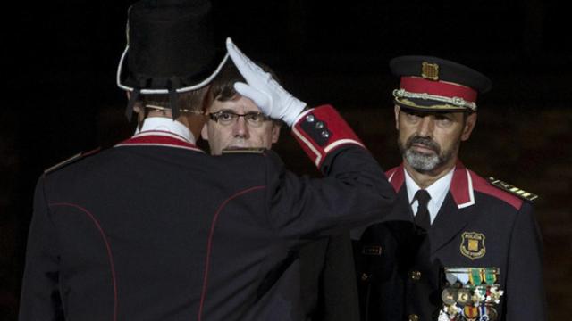 El mayor de los Mossos, Josep Lluis Trapero, junto al presidente de la Generalitat, Carles Puigdemont