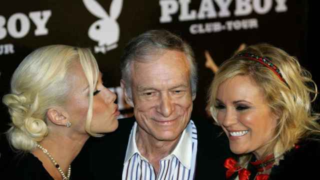 Hugh Hefner, junto con 'conejitas' de 'Playboy'.