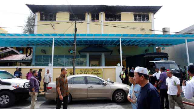 Las autoridades trabajan en la escuela religiosa Darul Quran Ittifaqiyah después del incendio.