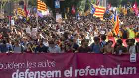 Miles de estudiantes, durante la manifestación que ha comenzado este mediodía en la plaza Universidad de Barcelona.