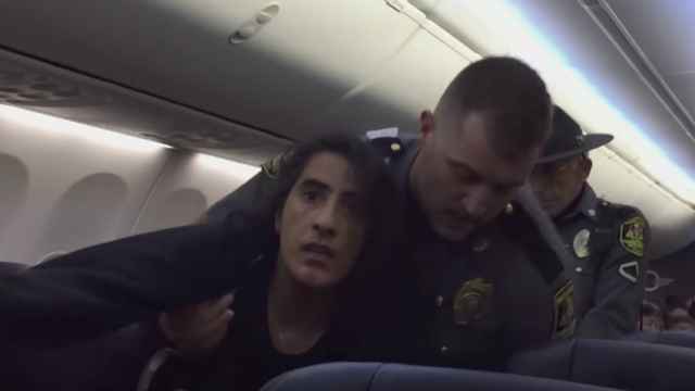 Expulsada a rastras una mujer de un avión debido a una alergia a los animales