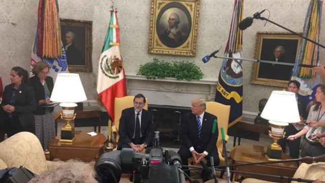 Imagen manipulada de la reunión entre Trump y Rajoy.