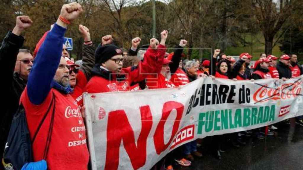 Trabajadores de Coca Cola manifestándose en contra del cierre de la embotelladora.
