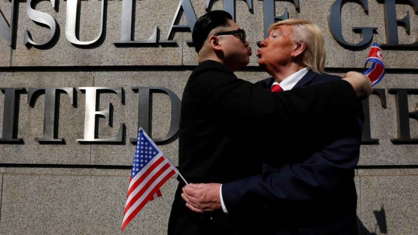 Los imitadores de Kim Jong-un y Donald Trump ante el consulado de EEUU en Hong Kong.