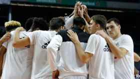 Los jugadores del Real Madrid de Baloncesto haciendo piña
