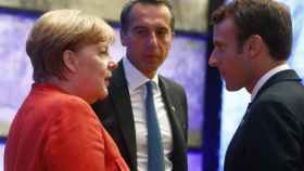 Macron habla con Merkel durante la cumbre de Tallinn
