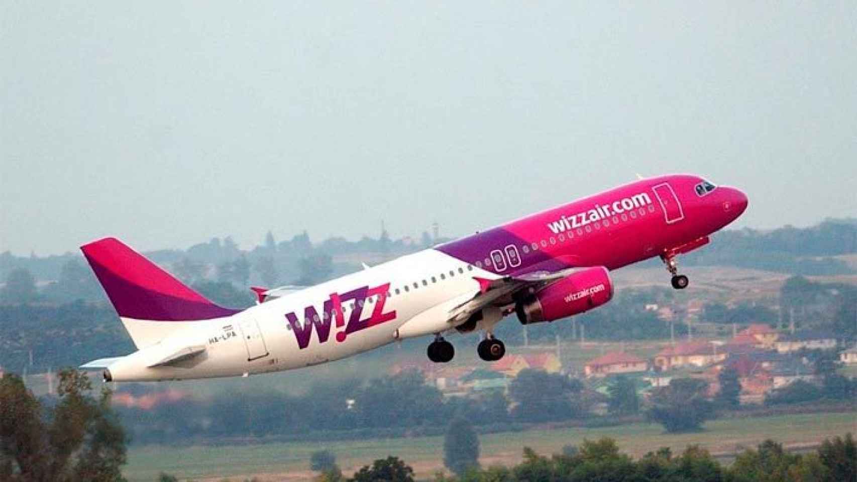 Un avión de la húngara Wizz Air en maniobras de despegue.
