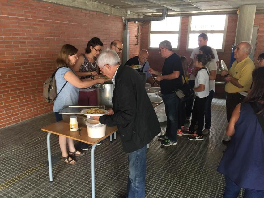 En el interior del colegio también se sirvió comida para todos.