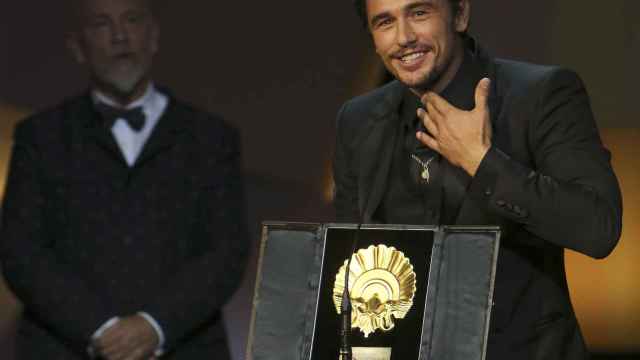 El director y actor James Franco con la Concha de Oro.
