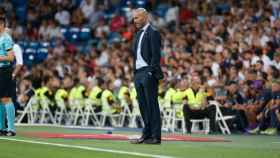 Zidane observa a su equipo en el Trofeo Santiago Bernabéu. Foto: Pedro Rodríguez / El Bernabéu