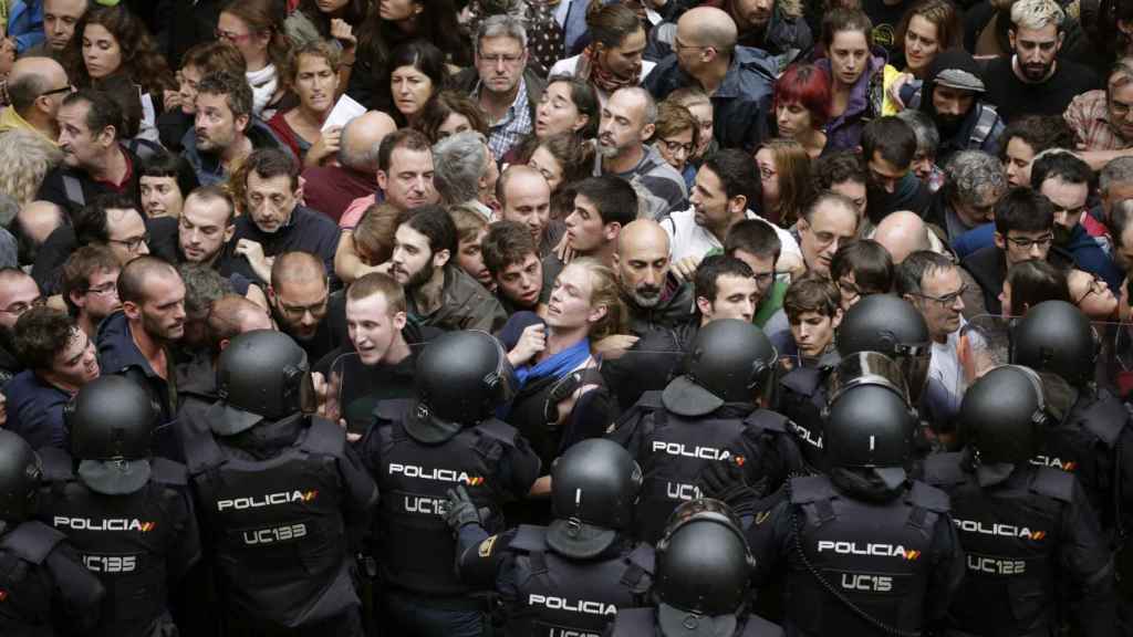 La Policía Nacional en una intervención durante el referéndum ilegal del 1-O de 2017.