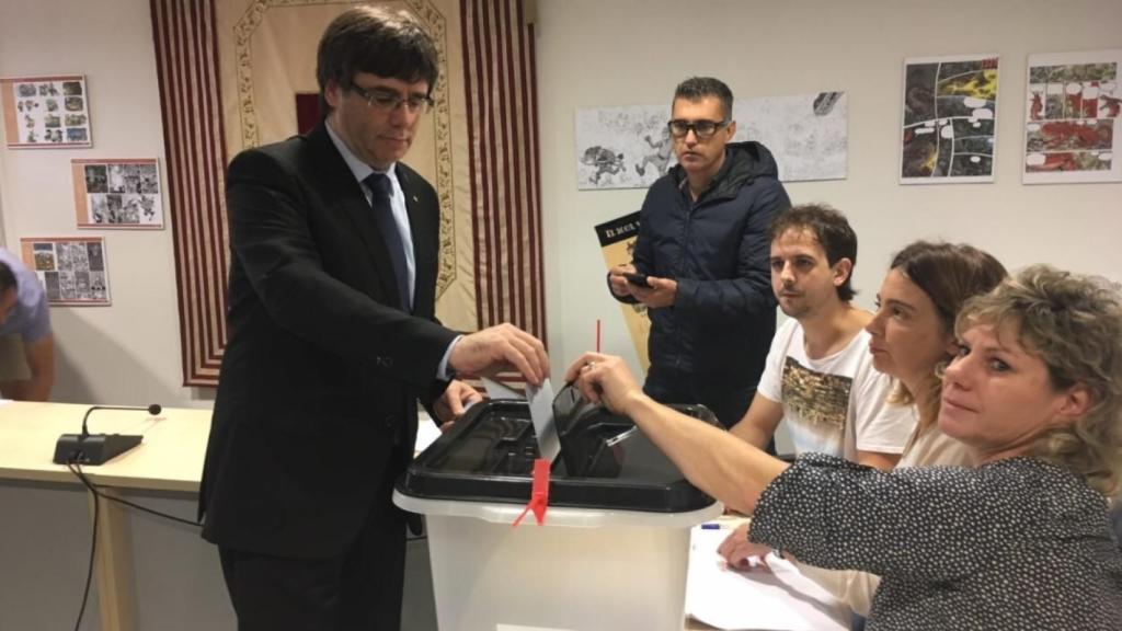 Puigdemont vota en el referéndum de independencia de Cataluña 1-O