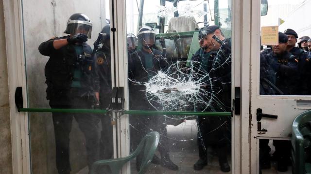 Imagen de la Guardia Civil rompiendo el cristal de Sant Julia de Ramis.