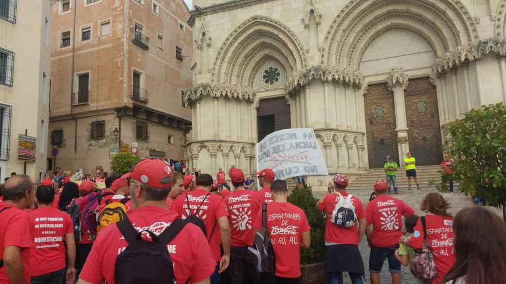 Los manifestantes de la boda de Marcos de Quinto, frente a la catedral de Cuenca.