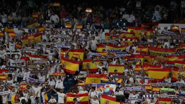 Banderas de España en el Santiago Bernabéu.