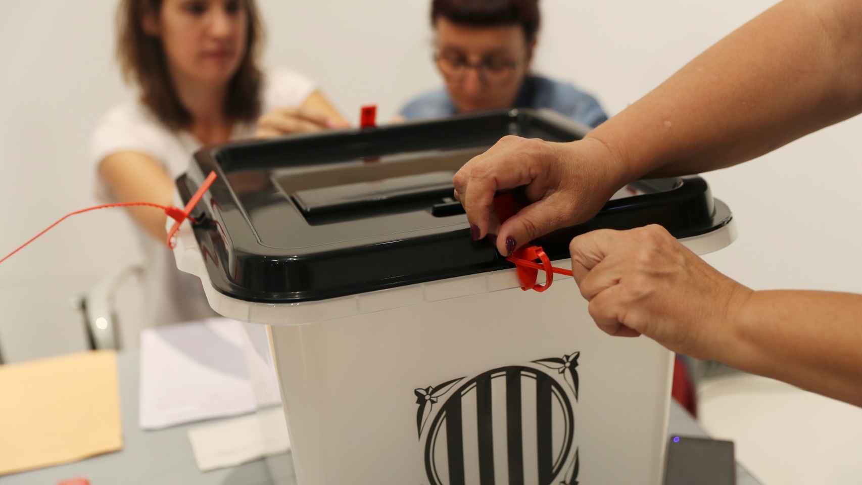 Una de las urnas empleadas para la consulta ilegal del 1-O en un colegio de Cataluña.