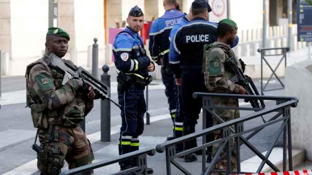Policías y militares franceses a las puertas de la estación Saint Charles de Marsella.