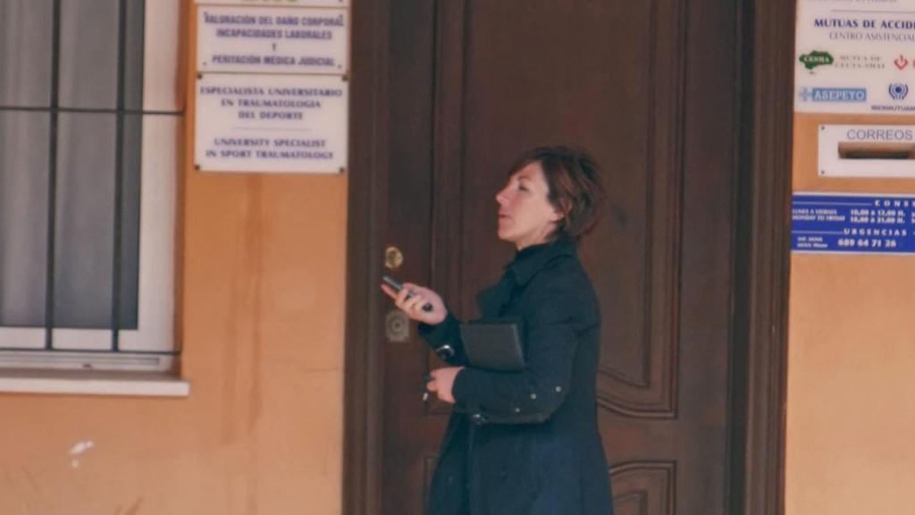 Ana Torroja a la salida de un centro médico de Tarifa al poco del accidente.