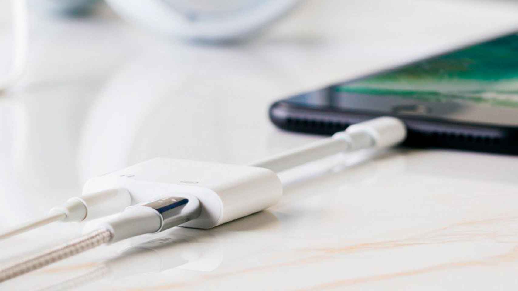 el iPhone y conectar auriculares la vez: Apple ya el adaptador que necesitas